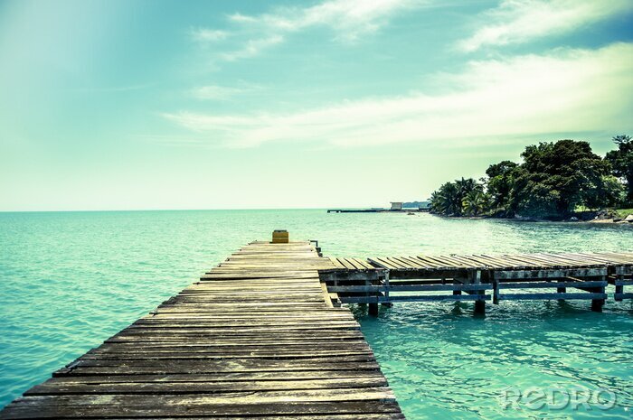 Fotobehang Brug over azuurblauw water