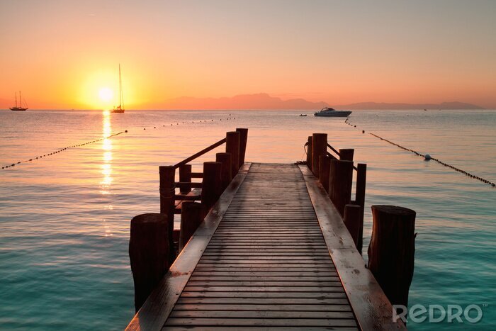 Fotobehang Brug over een schilderachtig meer