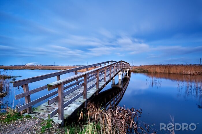 Fotobehang Brug tussen velden