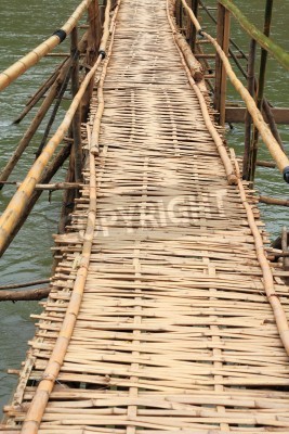 Fotobehang Brug van bamboe over water