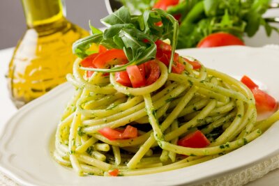 Bucatini al pesto di rucola con Pomodorini