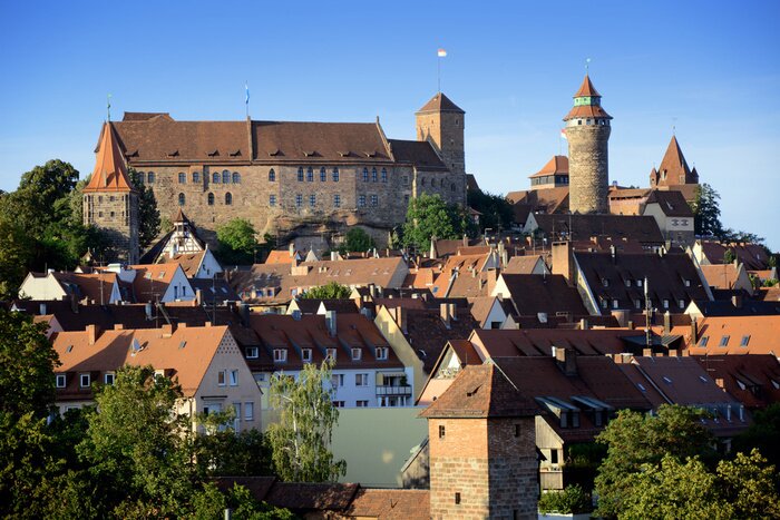Fotobehang Burg Kaiserburg in Nürnberg met Altstadt im Sommer