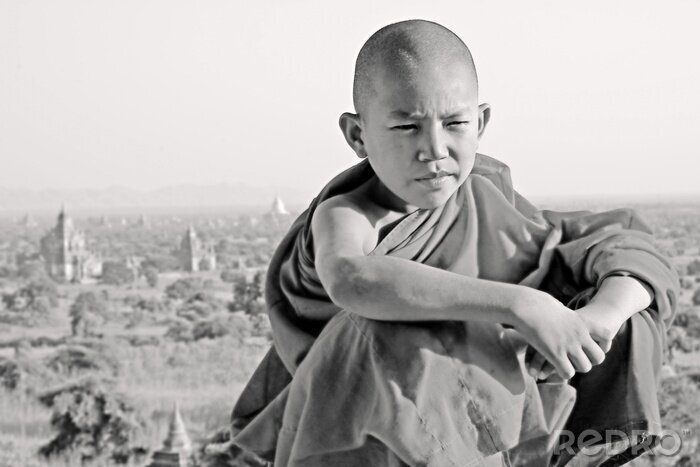 Fotobehang bw portret van een jonge monnik