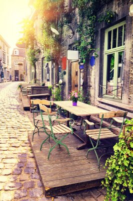 Fotobehang Cafe terras in kleine Europese stad