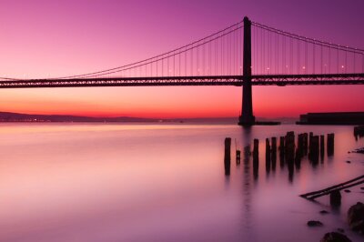 Californië en zonsondergang over de Bay Bridge