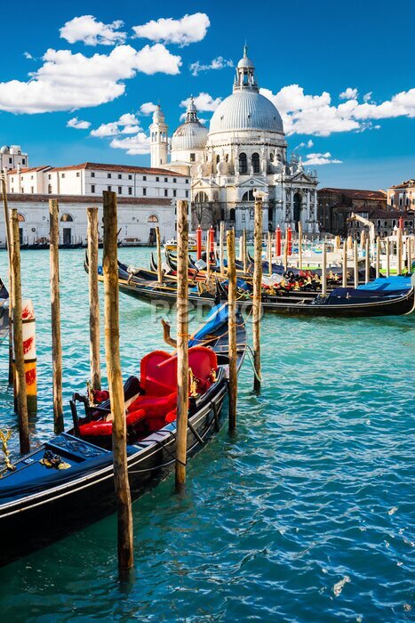 Fotobehang Canal Grande in Venetië, Italië, met kleurrijke gondelboten