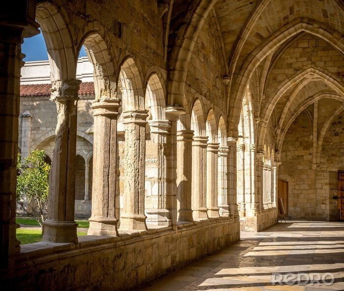 Fotobehang Cathedral Santander, gang, kolommen en bogen van de kloostergang