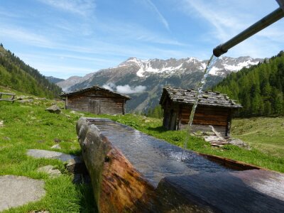 Fotobehang Chalets op de achtergrond van de bergen