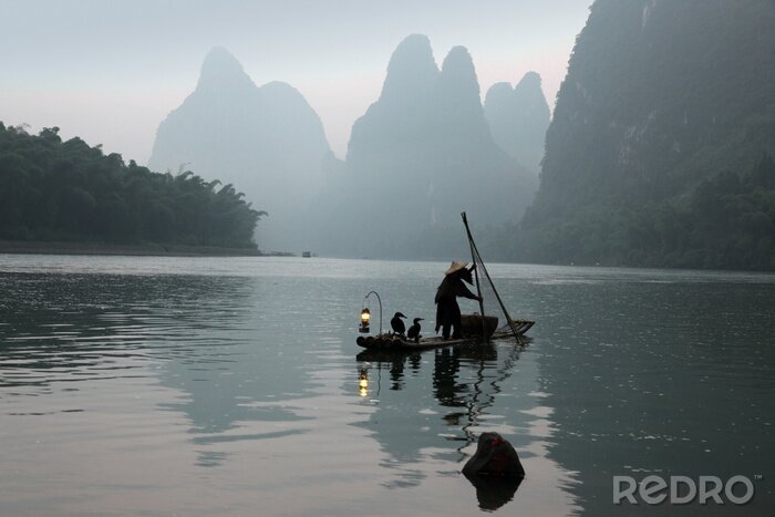 Fotobehang Chinese man vissen met aalscholvers vogels in Yangshuo, Guangxi r