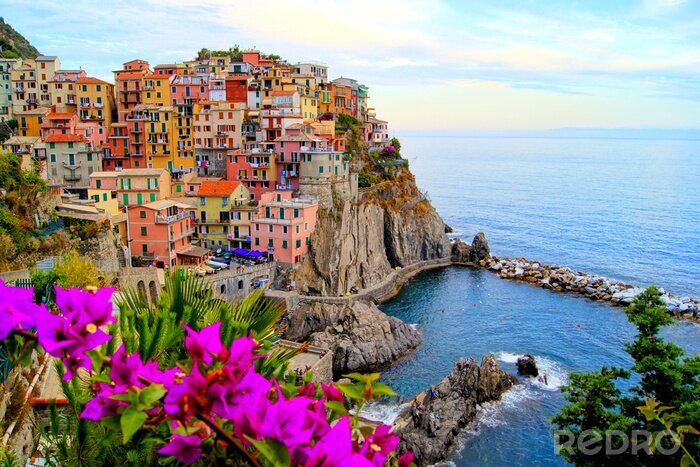 Fotobehang Cinque Terre kust van Italië met bloemen