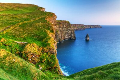 Cliffs of Moher in de schemering in Co Clare, Ierland