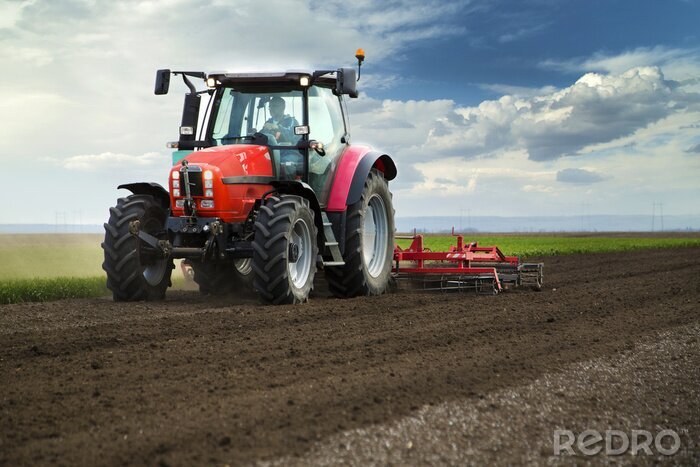 Fotobehang Close-up van de landbouw rode tractor kweken veld