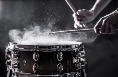 Fotobehang Close-up van het drumstel dat bespeeld wordt.