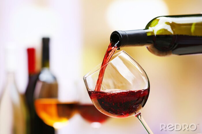 Fotobehang Close-up van het inschenken van wijn