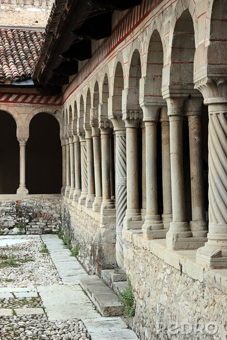 Fotobehang Colonnade in het klooster van een oude abdij in Italië