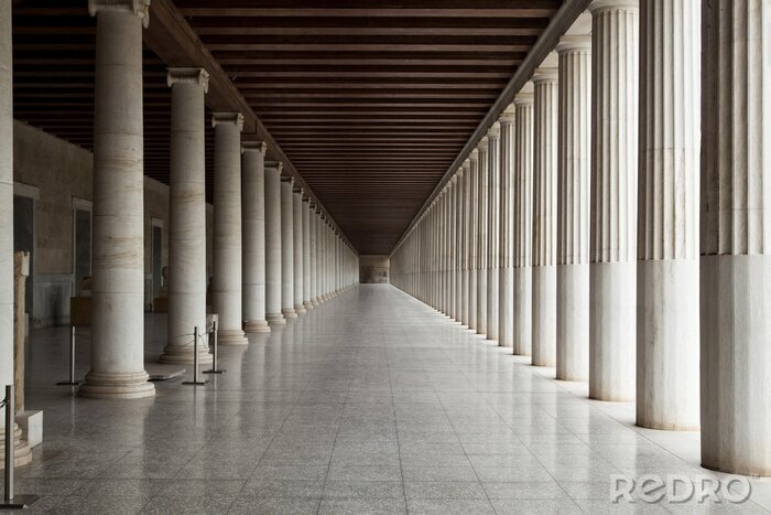 Fotobehang Corridor tussen veel kolommen in een historisch gebouw
