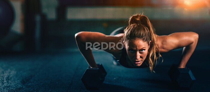 Fotobehang Crosstraining. Jonge vrouw die bij de gymnastiek uitoefent