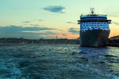 Fotobehang cruiseschip Bosporus, Turkije.