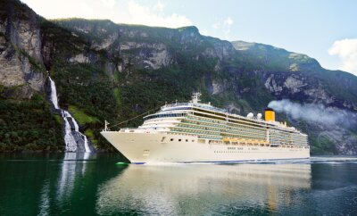 Fotobehang Cruiseschip in fjord