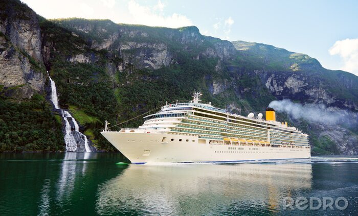 Fotobehang Cruiseschip in fjord