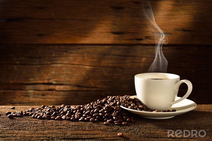 Fotobehang Dampende koffie op de achtergrond van planken