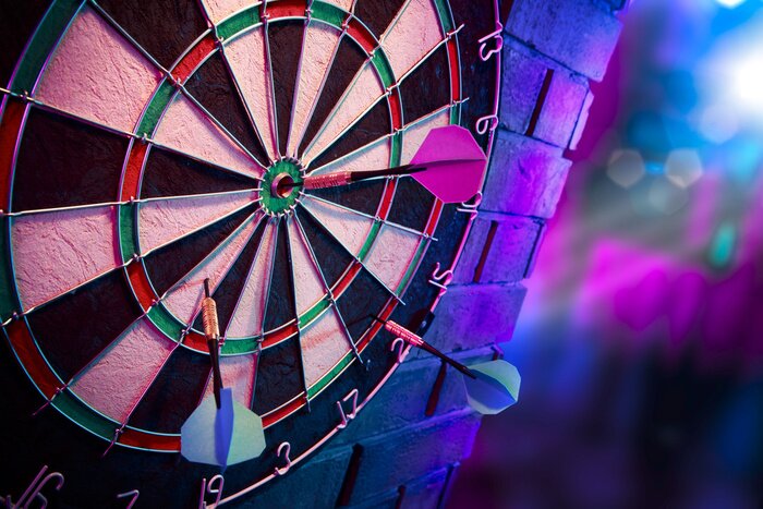 Fotobehang Dartbord met darts aan de muur