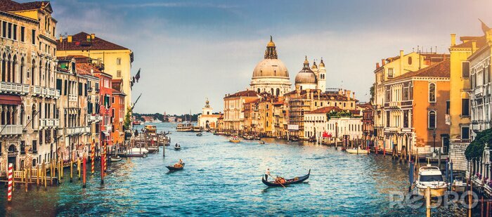 Fotobehang De basiliek van Venetië in de zonneschijn