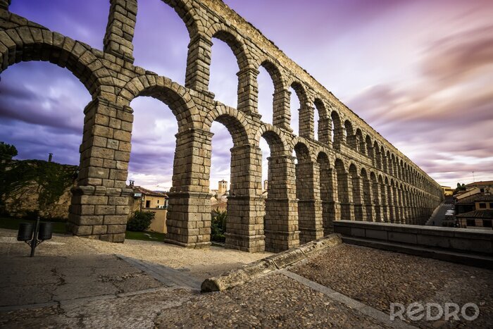 Fotobehang De beroemde oude aquaduct in Segovia, Castilla y Leon, Spanje