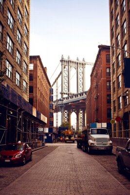 De brug in Manhattan vanuit het perspectief van een voorbijganger