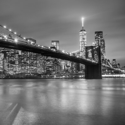 De brug van Brooklyn in de schemering, New York City.