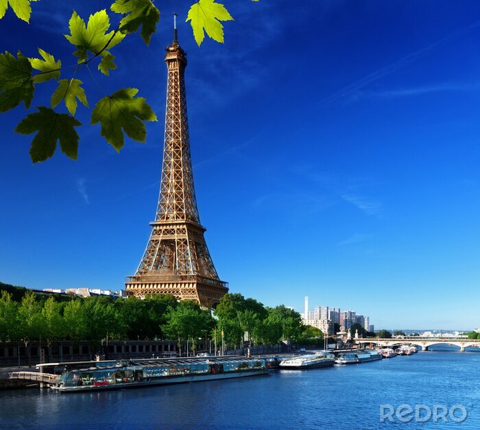 Fotobehang De Eiffeltoren tegen een wolkenloze hemel