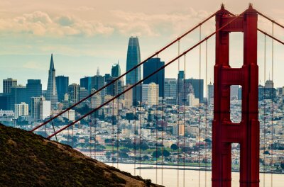 Fotobehang De Golden Gate Bridge met de skyline van San Francisco op de achtergrond