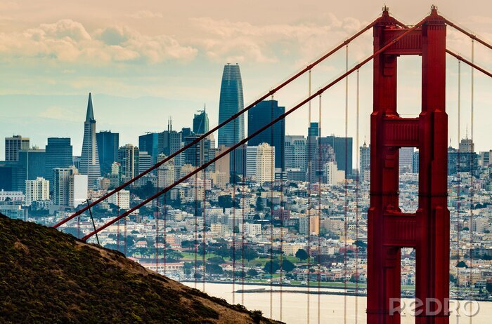 Fotobehang De Golden Gate Bridge met de skyline van San Francisco op de achtergrond