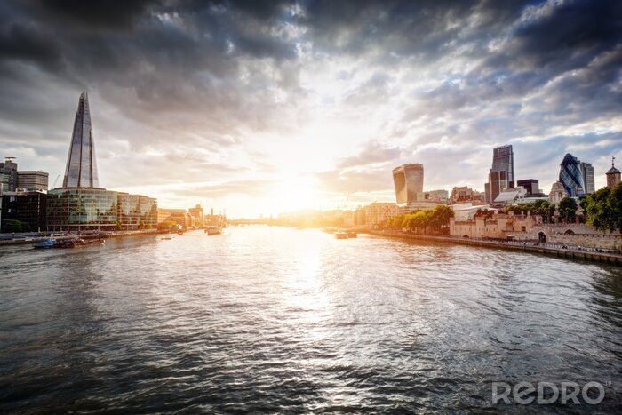 Fotobehang De horizon van Londen bij zonsondergang, Engeland het Verenigd Koninkrijk. Rivier de Theems, de Shard, City Hall.