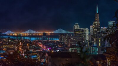 De horizon van San Francisco bij nacht