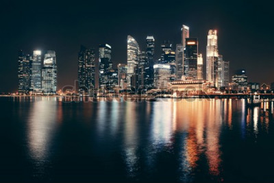 Fotobehang De horizon van Singapore bij nacht met stedelijke gebouwen