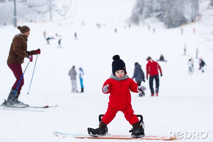 Fotobehang De jongen in rode overall en een skateboard