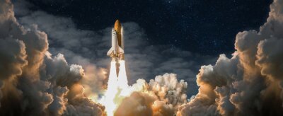 Fotobehang De lancering van een ruimteschip dat de ruimte in vliegt