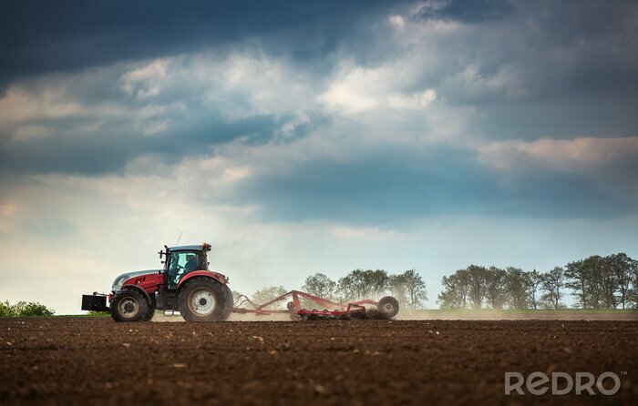 Fotobehang De landbouw van tractor ploegen en spuiten op veld