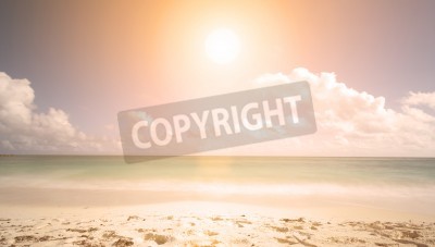 Fotobehang De opkomende zon boven het tropische strand