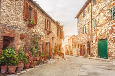 Fotobehang De oude Italiaanse stad in de kleuren van de lente in Toscane