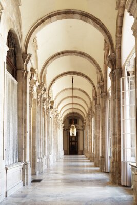 Fotobehang De passage met bogen in het Koninklijk Paleis van Madrid in Spanje