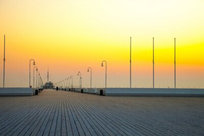 Fotobehang De pier in het licht van de opkomende zon