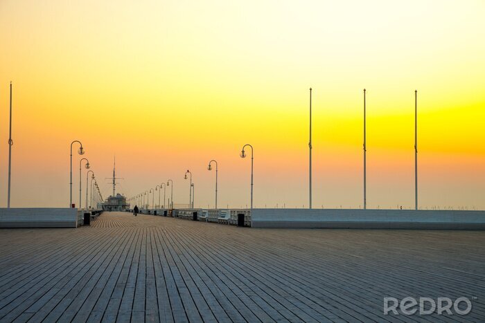Fotobehang De pier in het licht van de opkomende zon