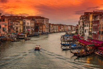 Fotobehang De rode lucht boven Venetië