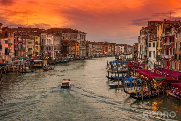 Fotobehang De rode lucht boven Venetië