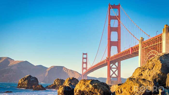 Fotobehang De rotsachtige kust en de brug in San Francisco