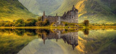 Fotobehang De ruïnes van Kilchurn Castle bij zonsondergang