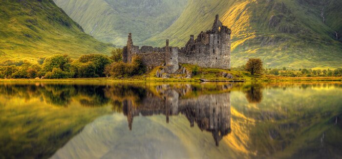 Fotobehang De ruïnes van Kilchurn Castle bij zonsondergang