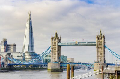 De Shard en de Tower Bridge over de rivier van Theems in Londen, UK
